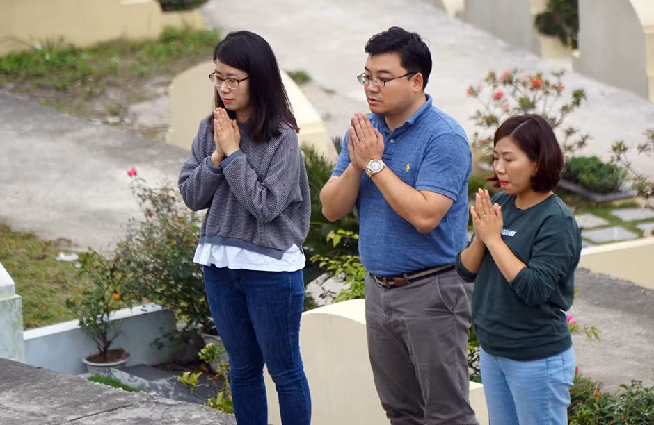 Người dân Thủ đô đưa con cháu lên Hòa Bình tảo mộ trước Tết ảnh 7