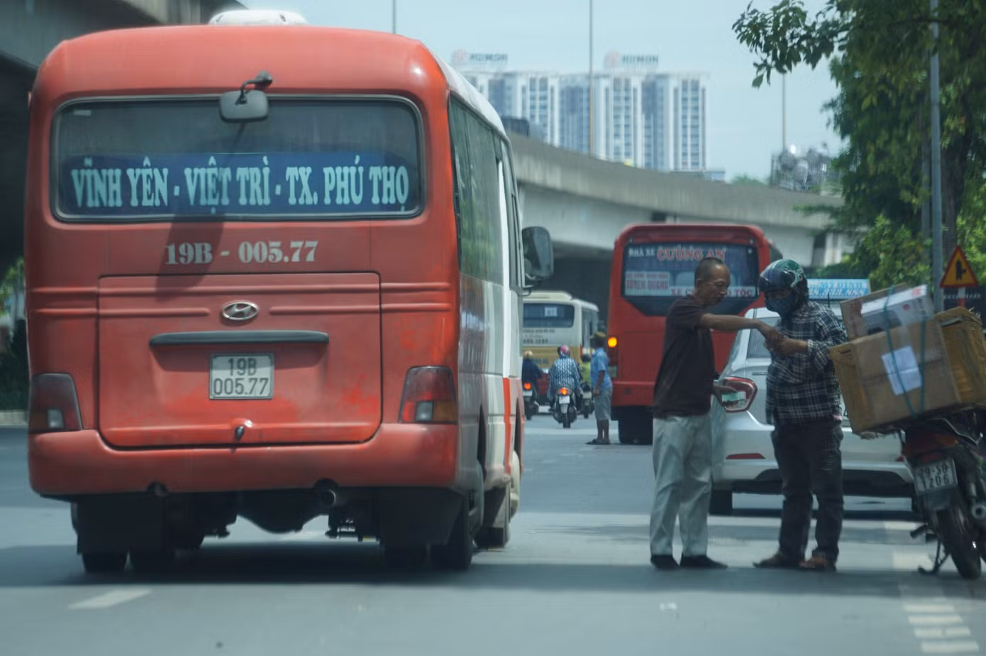Cảnh sát hóa trang, dùng 'mắt thần' xử lý xe khách rùa bò ở Hà Nội ảnh 4