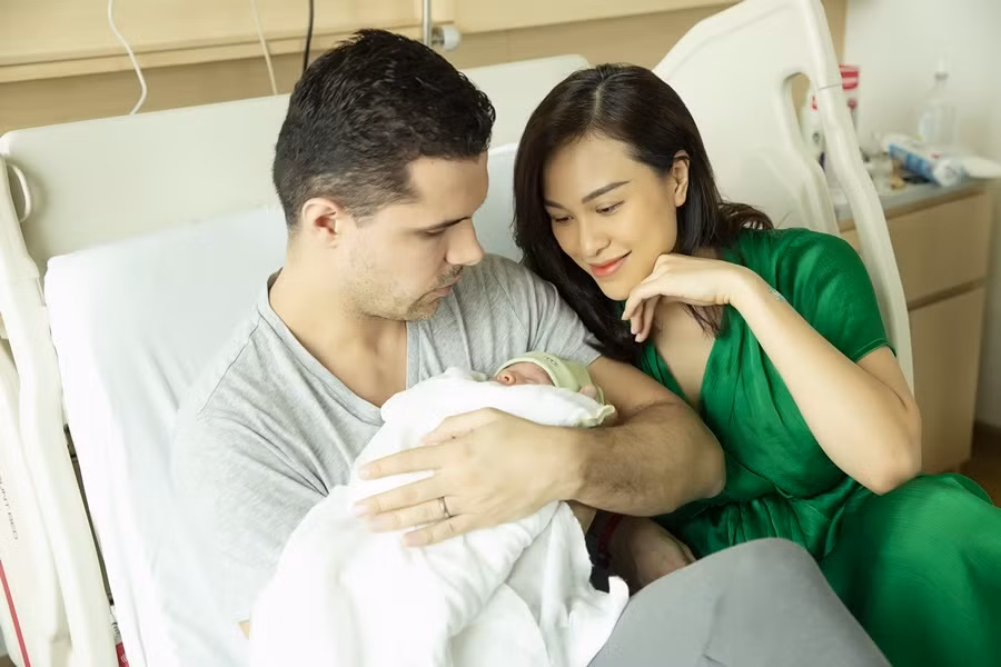 Sinh 1 tuần sinh mổ, MC Phương Mai đã đi giày cao gót, trẻ trung ra phố ảnh 3