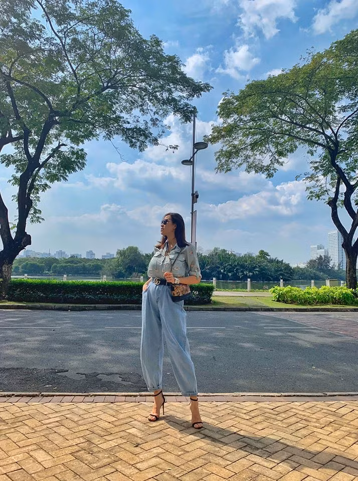 Sinh 1 tuần sinh mổ, MC Phương Mai đã đi giày cao gót, trẻ trung ra phố ảnh 2