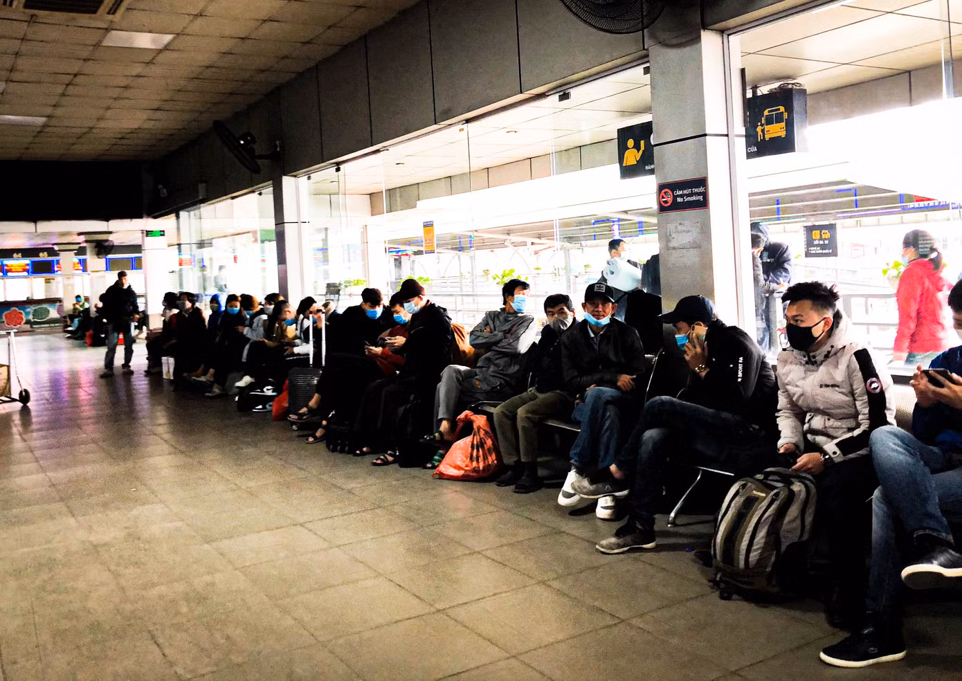 Bến xe đông đúc dòng người về quê đón Tết Dương lịch ảnh 6