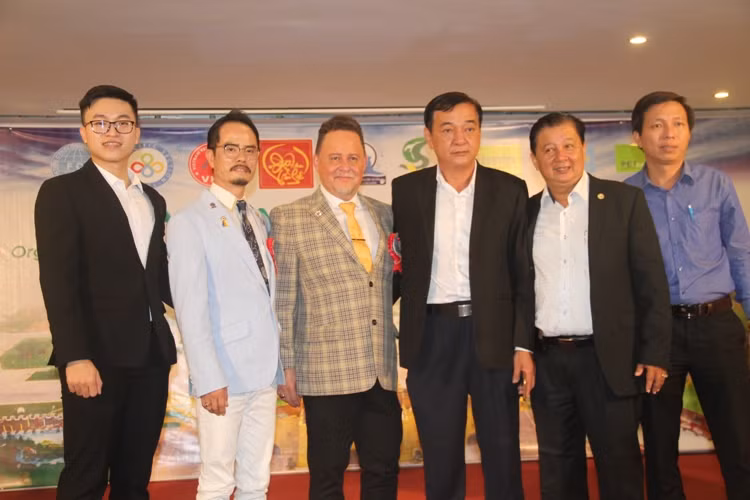 Hoa hậu Thái Lan dẫn thú cưng đến Việt Nam dự thi Hoa hậu chó ảnh 12