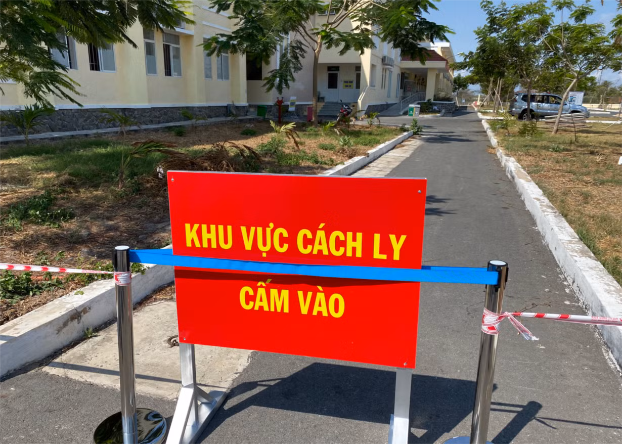 Y bác sĩ 'trắng đêm' đón người về khu cách ly Hòa Lạc ảnh 10