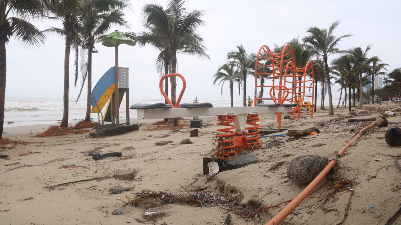 Bãi biển 'đẹp nhất hành tinh' tan hoang sau bão số 13 ảnh 15