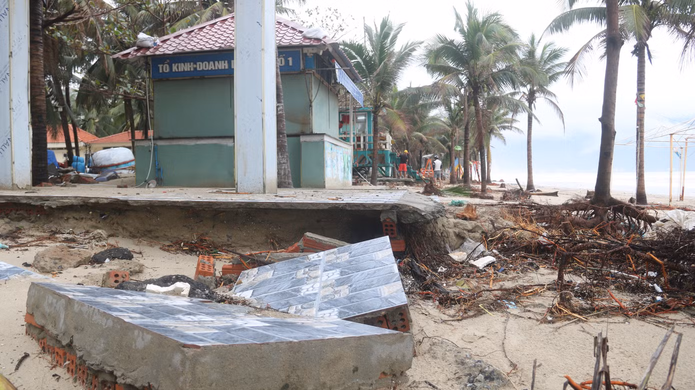 Bãi biển 'đẹp nhất hành tinh' tan hoang sau bão số 13 ảnh 10