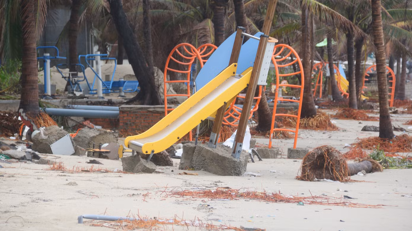 Bãi biển 'đẹp nhất hành tinh' tan hoang sau bão số 13 ảnh 5