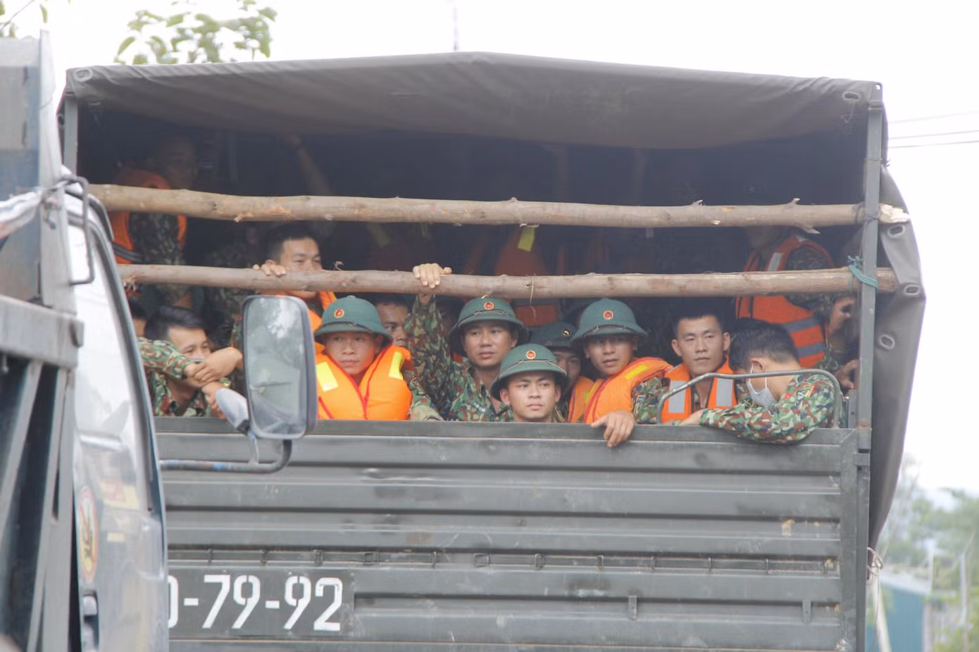 Vụ sạt lở ở thủy điện Rào Trăng 3: Quặn lòng tìm đồng đội ảnh 2 Vụ sạt lở ở thủy điện Rào Trăng 3: Quặn lòng tìm đồng đội ảnh 2