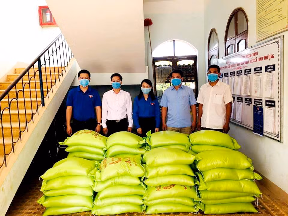 'Áo xanh' đi chợ giúp dân ở khu phong tỏa ảnh 23