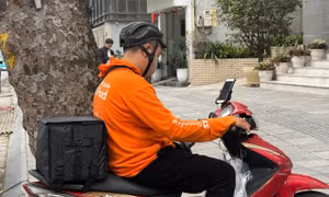 Dịch vụ giao hàng đồng loạt tăng giá, áp dụng 'phụ phí xăng dầu'