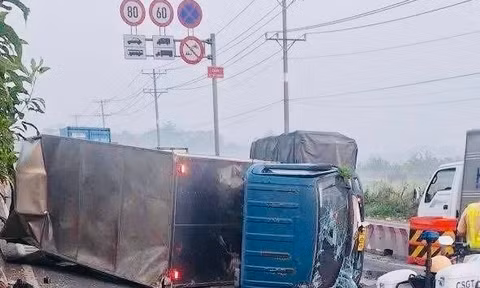 Xe tải lật ngang cầu, cửa ngõ Tây Bắc TPHCM ùn tắc kéo dài
