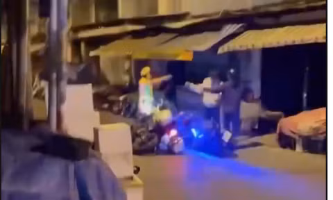 Vụ hai thanh niên giằng co xe máy với CSGT: Lộ thêm nhiều vi phạm