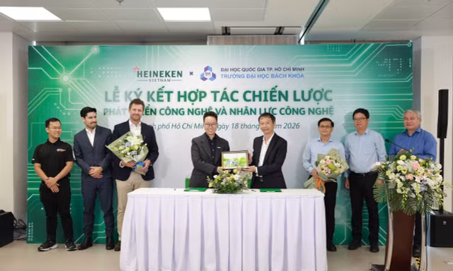 Trường ĐH Bách khoa (ĐHQG TP. HCM) hợp tác sản xuất robot hình người cho Heineken