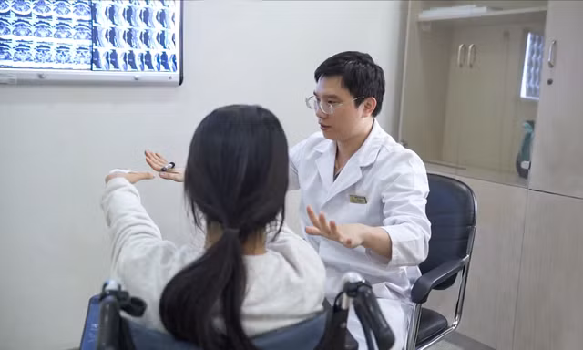 Phép màu y học giữa đời thường: Bác sĩ Vinmec 'hồi sinh' đôi chân cho bé gái liệt hoàn toàn