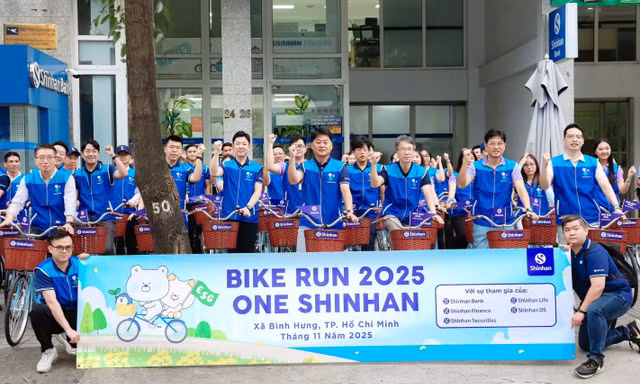 Ngân hàng Shinhan Việt Nam tặng xe đạp cho học sinh có hoàn cảnh khó khăn tại Bình Hưng, TPHCM