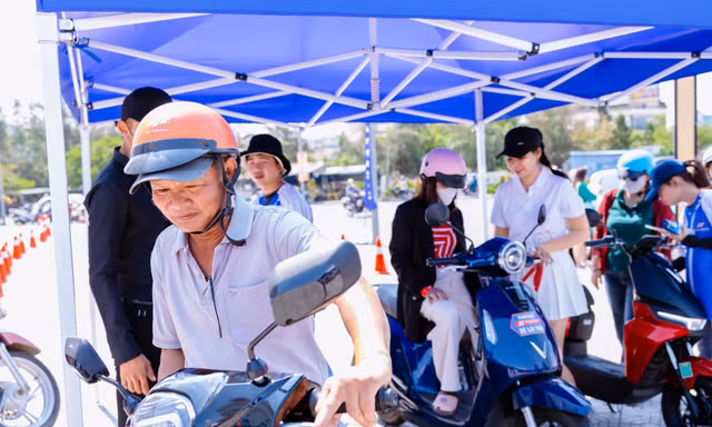 Định giá chớp nhoáng, trợ giá hấp dẫn: Người dân tấp nập mang xe xăng đổi lấy xe máy điện VinFast