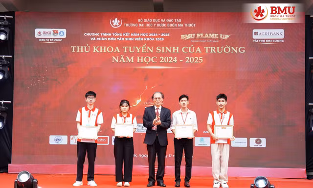 Vinh danh và trao 234 suất học bổng cho sinh viên xuất sắc