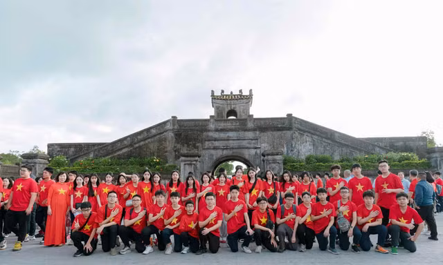 'Thắp lửa tuổi trẻ – Tri ân anh hùng': Khắc sâu lòng biết ơn lịch sử của học sinh Lương Thế Vinh