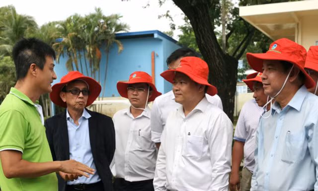 Lãnh đạo xã Hưng Long thăm và chúc mừng Công ty VWS nhân Ngày Doanh nhân Việt Nam
