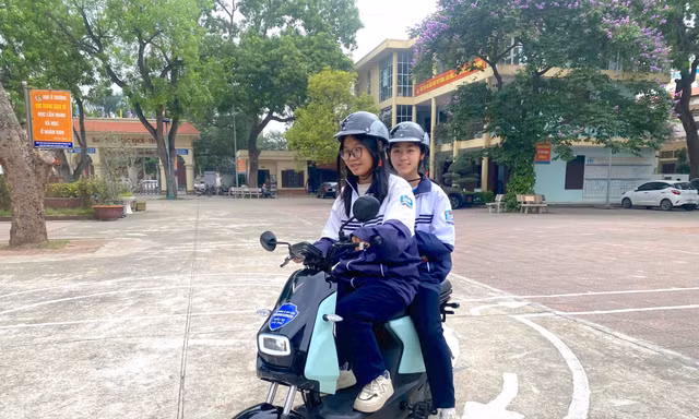 Phụ huynh chốt VinFast Amio cho con đi học: Gọn, dễ đi, pin LFP yên tâm