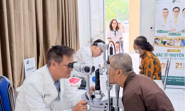 Bệnh viện Mắt Á Châu khám bệnh lý nhãn khoa miễn phí cho hơn 300 người dân Long Hải 