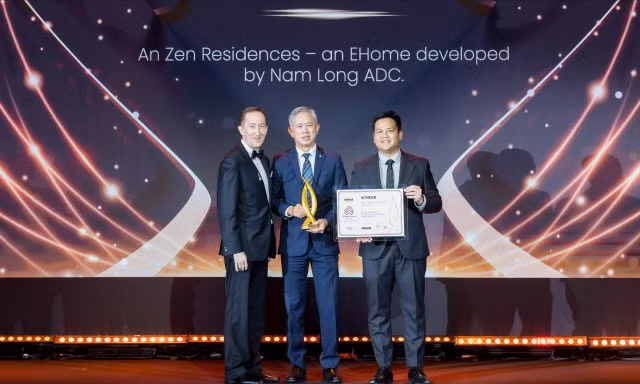 Ông Steven Chu – Chủ tịch Nam Long ADC nhận giải thưởng “Dự án căn hộ xuất sắc nhất Việt Nam” dành cho An Zen Residences tại PropertyGuru Vietnam 2025.