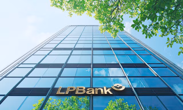LPBank báo lãi gần 6.000 tỷ đồng, thu ngoài lãi tăng 33% sau 6 tháng đầu năm 2026