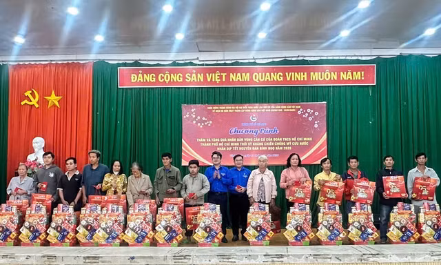 VWS đồng hành trao tặng quà Tết cho gia đình chính sách ở Vĩnh Long