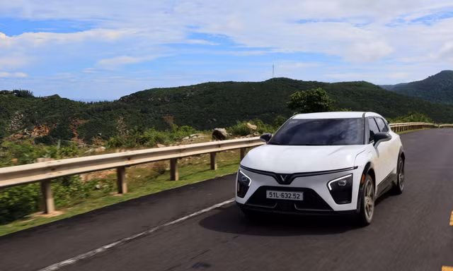 Sử dụng VinFast VF 7, chủ xe thừa nhận 'không muốn quay lại xe xăng'