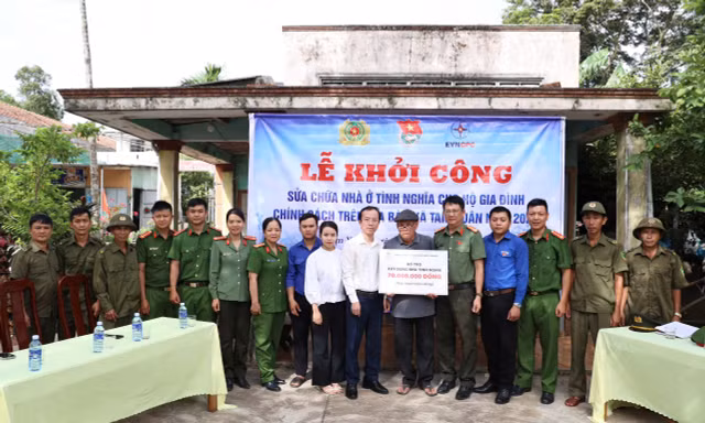 EVNCPC hỗ trợ sửa chữa nhà cho gia đình thân nhân liệt sĩ