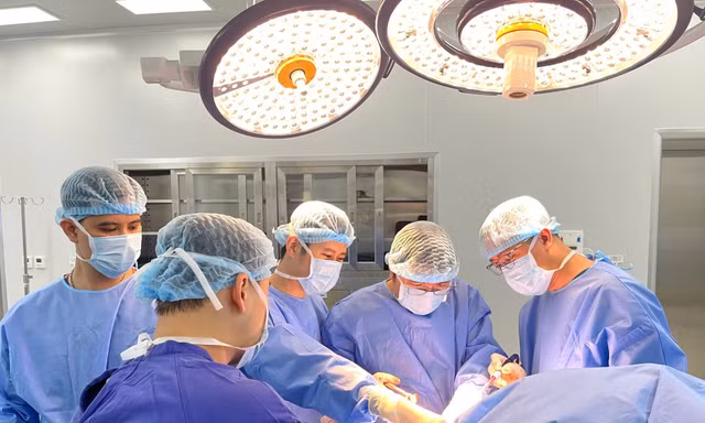 Vinmec Hải Phòng áp dụng thành công kỹ thuật thay khớp vai đảo ngược cho bệnh nhân người Anh