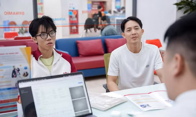 Nhiều thí sinh đến UEF để tham quan và tìm hiểu nguyện vọng vào trường