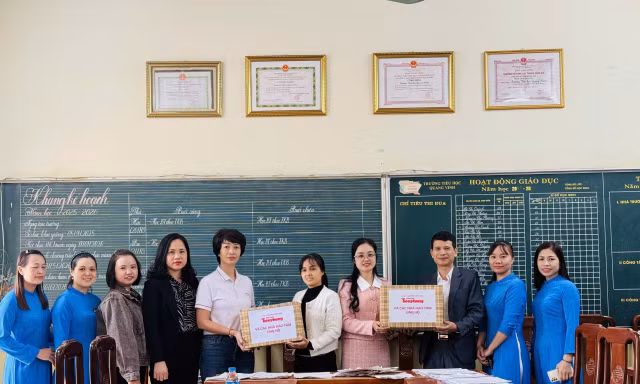 Nhà sách Tiền Phong sẻ chia cùng thầy trò vùng lũ Thái Nguyên sau bão số 11