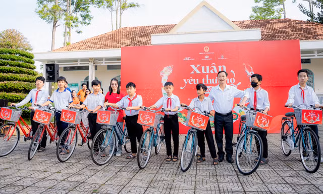Mùa xuân trên những chuyến xe, chở tấm lòng sẻ chia của tuổi trẻ