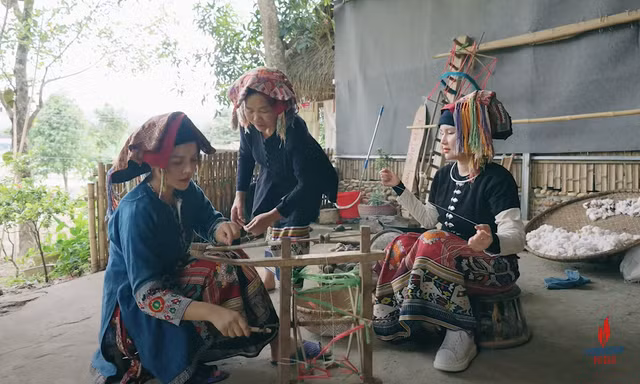 Hành trình kết nối xanh: Bản Hoa Tiến - Những đôi tay màu chàm