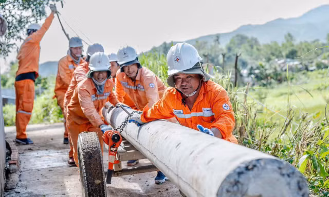 EVNCPC: Hầu hết khách hàng đã được cấp điện trở lại sau bão số 13