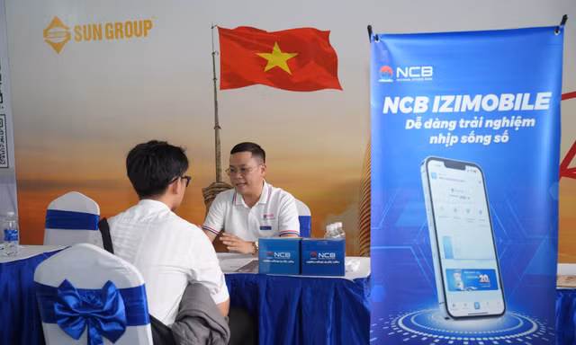 Sinh viên săn cơ hội việc làm tại ‘HUTECH Job Fair 2026’