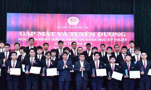 Cùng DOL English luyện thi THPT trên máy tính miễn phí