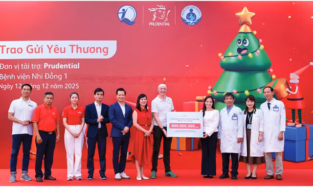 Prudential trao 2.600 phần quà Giáng Sinh, lan tỏa yêu thương đến bệnh nhi