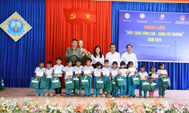 EVNCPC thắp sáng vùng cao Trà Vân ngày áp Tết