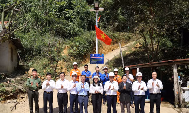 EVNCPC thắp sáng vùng cao Trà Vân ngày áp Tết