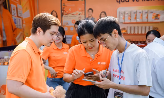 Sinh viên Thủ đô hào hứng trải nghiệm gian hàng SHB tại Ngày thẻ Việt Nam 2025