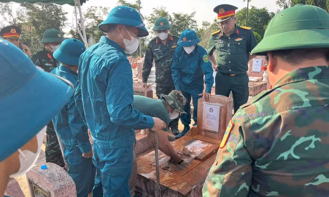 11.000 cuộc gọi, một cánh cổng và hàng vạn ký ức chờ được trở về
