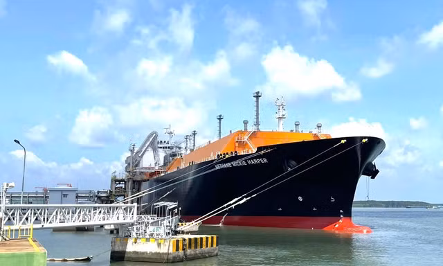Gần 120.000 tấn LNG, LPG cập cảng giữa cao điểm ‘nóng’ về năng lượng