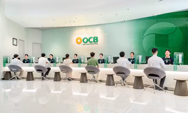 OCB tung quà tặng may mắn, trang hoàng chi nhánh đón khách giao dịch Tết 2026
