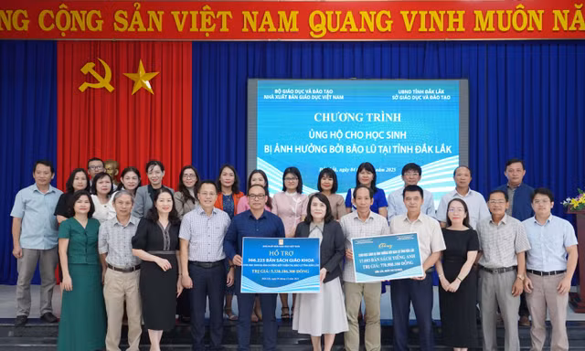 Hỗ trợ kịp thời trên 366 nghìn bản SGK cho học sinh vùng lũ