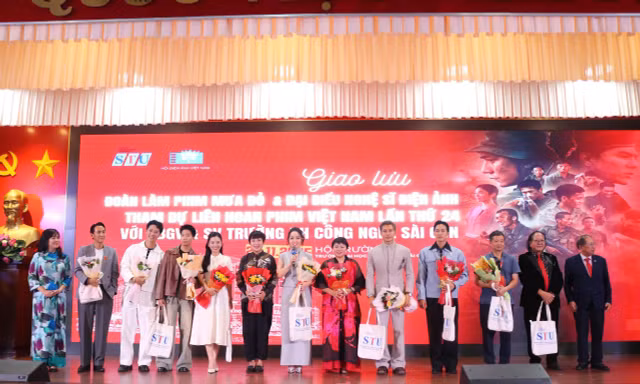 Giao lưu đoàn phim Mưa Đỏ và nghệ sĩ Liên hoan Phim Việt Nam tại STU
