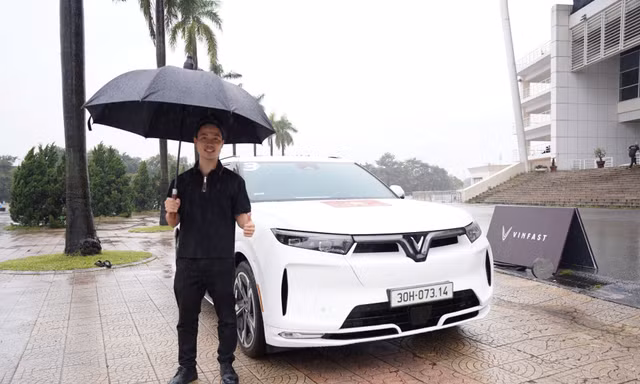 Khách Hà Nội đội mưa lái thử VF 9: SUV điện VinFast chứng minh đẳng cấp từ trải nghiệm đến chi phí