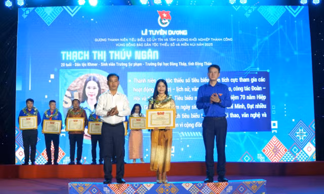 Phát huy vai trò 'điểm tựa' của người có uy tín trong đồng bào dân tộc, tôn giáo