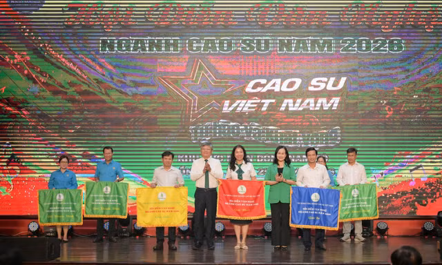 Trao giải Hội diễn Công nhân lao động ngành Cao su khu vực IV