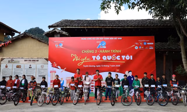 Vietjet cùng tuổi trẻ cả nước nối dài hành trình 'Tôi yêu Tổ quốc tôi'